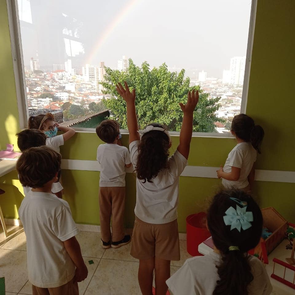 Crianças brincando no jardim